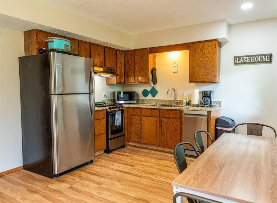 Una cocina o cocineta en Tribesman #21 Kay-Ker Bakers Cabin - on Table Rock Lake