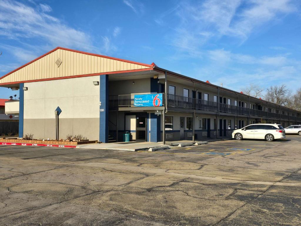 a building with a car parked in a parking lot at Motel 6 Oklahoma City OK Frontier City in Edmond