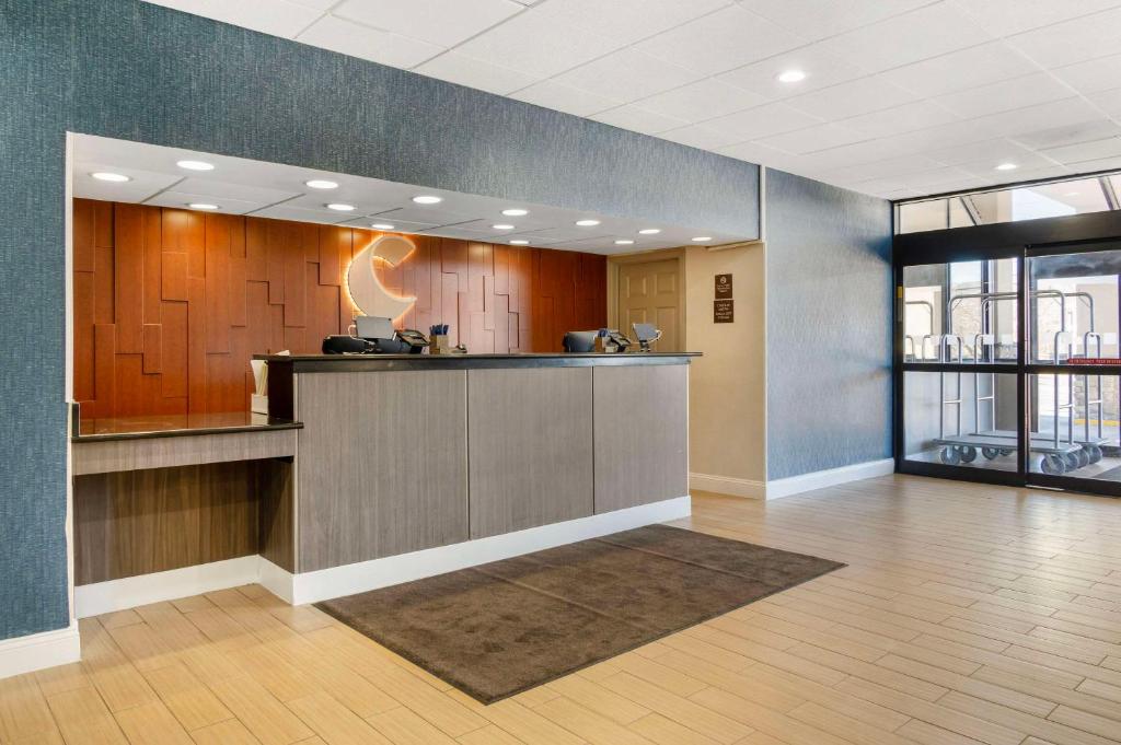 an office lobby with a reception desk in a building at Comfort Inn & Suites Danbury-Bethel in Danbury