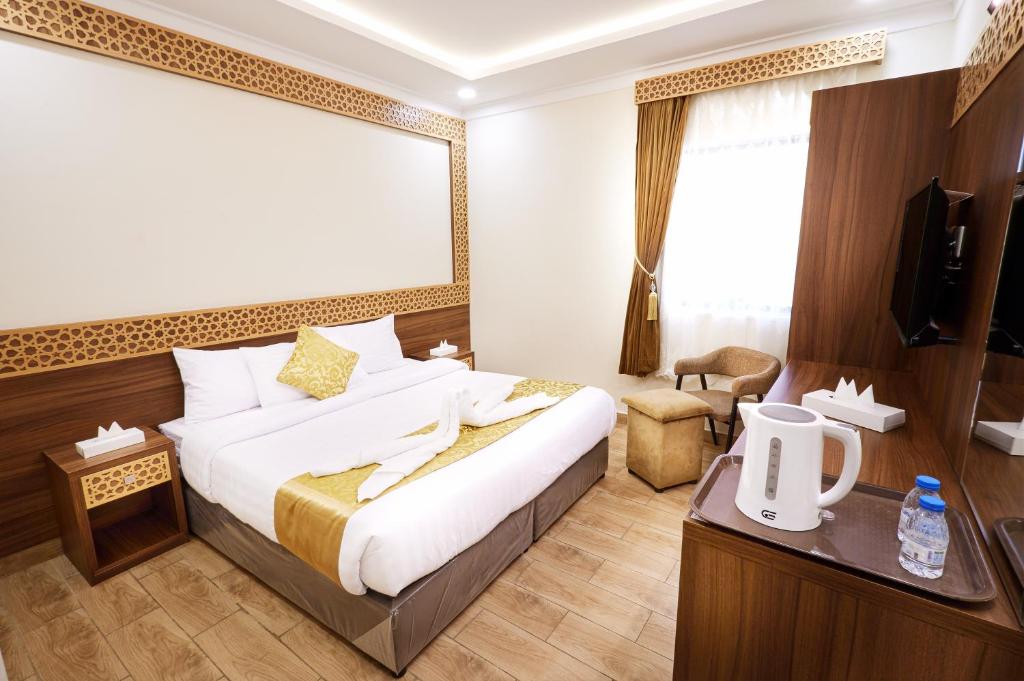 Łóżko lub łóżka w pokoju w obiekcie Makkah Jewel Hotel