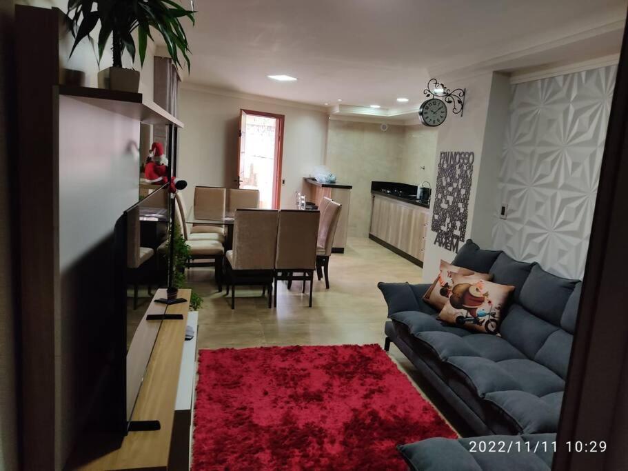 ein Wohnzimmer mit einem Sofa und einem Esszimmer in der Unterkunft Stick Haus, Excelentes Acomodações in Pomerode