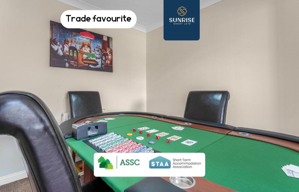 uma mesa de poker num escritório com uma mesa e dados em THE TOWNHOUSE, 4 Rooms Large Beds, Poker Table, Fully Equipped, Easy Ring-Road Access, Parking, WiFi, Long Stay Rates Available by SUNRISE SHORT LETS em Dundee