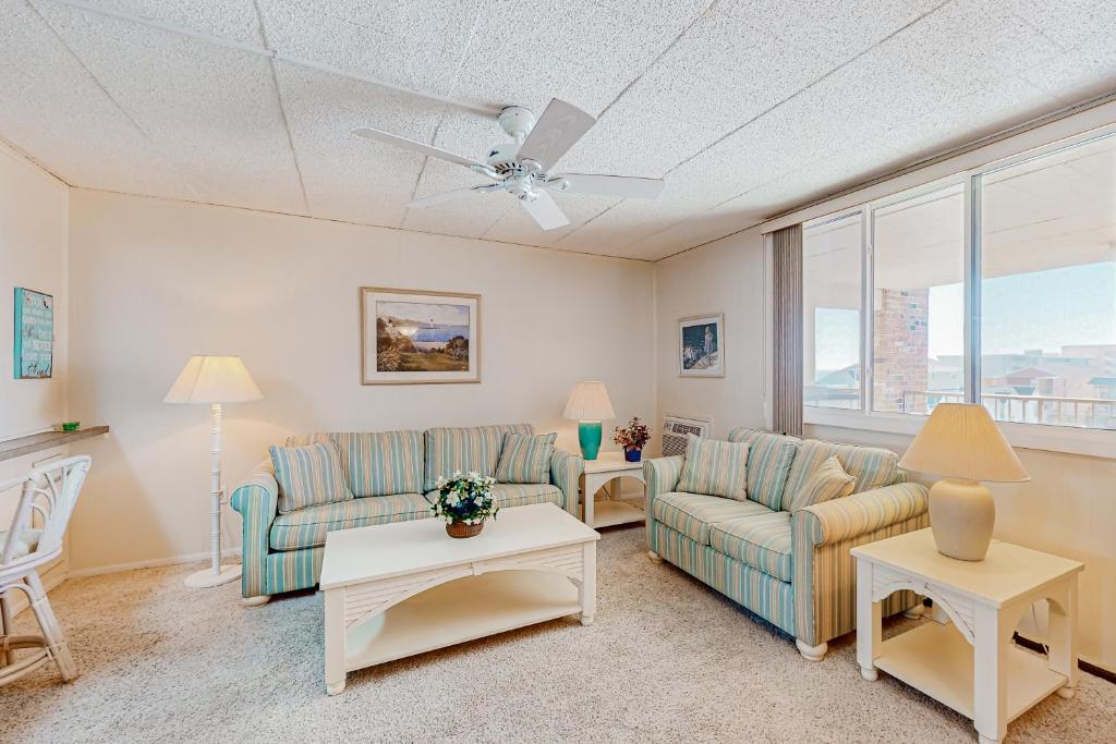 een woonkamer met twee banken en een tafel bij Colonial Unit #502 in Ocean City