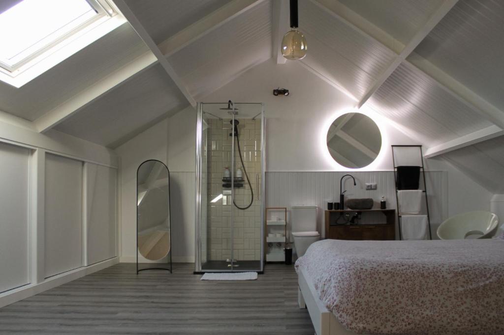 a bedroom with a shower and a bed at Villa Emérita in Vigo