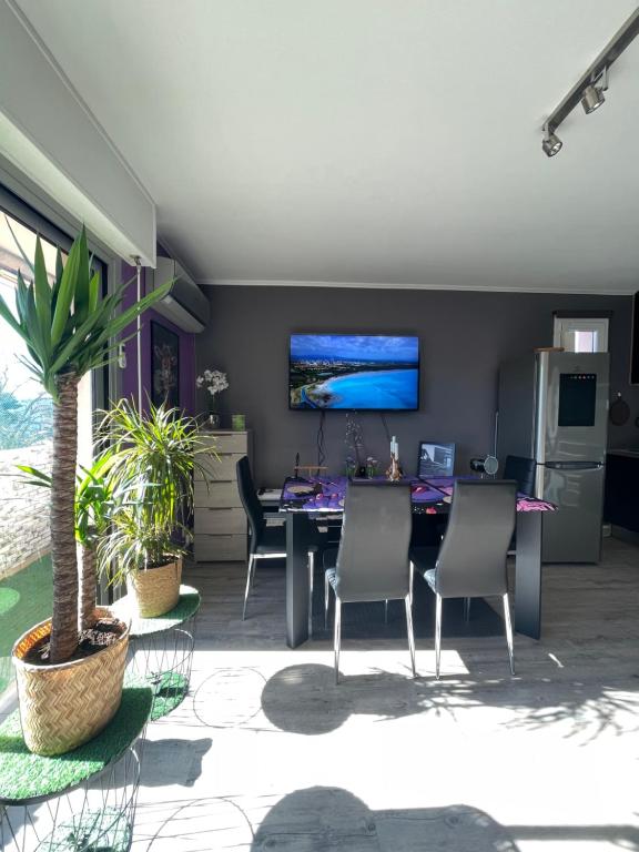 une salle à manger avec une table et des chaises dans l'établissement tout pour VOTRE confort, au Lavandou
