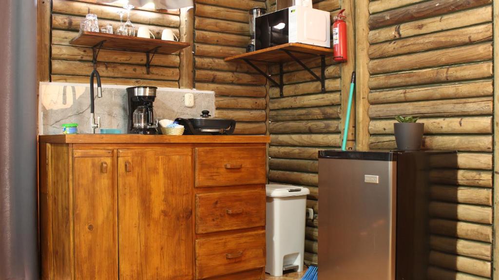 a kitchen with a counter and a refrigerator at Bungalows Ballena in Uvita