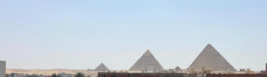 una vista de las pirámides de Giza desde las pirámides en Badr pyramids inn en El Cairo