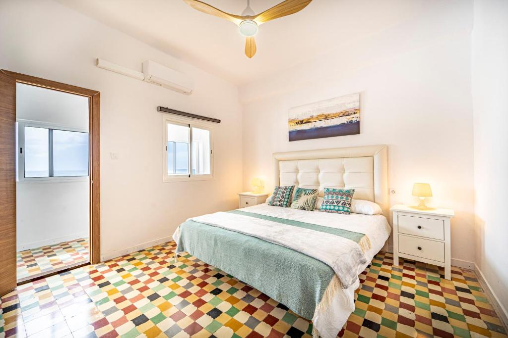 una camera con letto e specchio di Oasis Noalys a Sardina