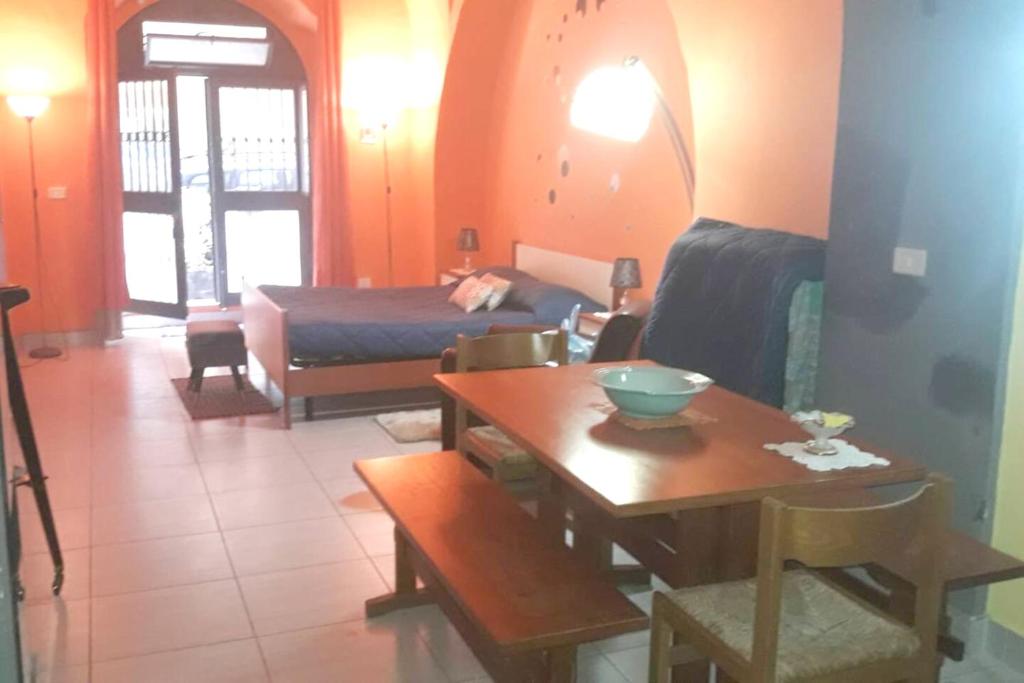 1 habitación con 1 cama y 1 mesa y 1 habitación con 1 dormitorio en One bedroom property with wifi at Catania, en Catania