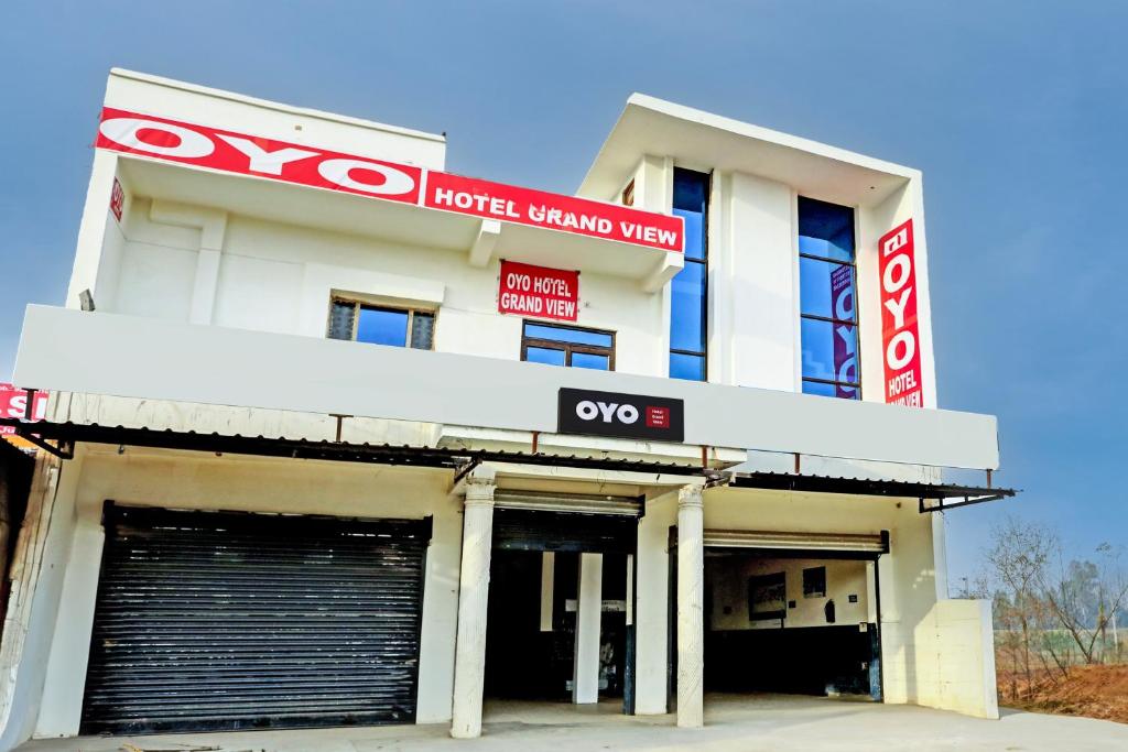 a hotel building with an open garage at OYO HOTEL GRAND VIEW in Morādābād