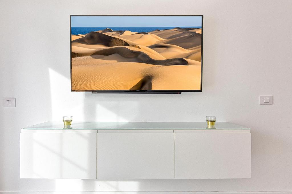 A television and/or entertainment centre at Bungalows Adonis