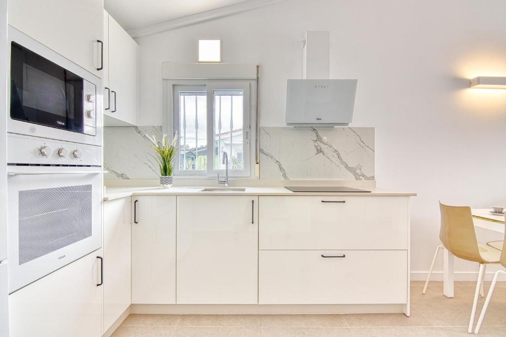 A kitchen or kitchenette at Bungalows Adonis
