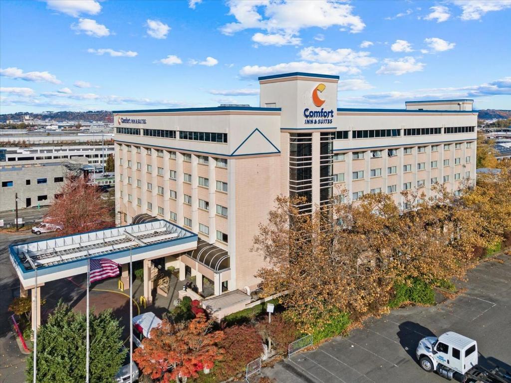 widok na budynek z wypożyczalnią samochodów w obiekcie Comfort Inn & Suites Downtown Tacoma w mieście Tacoma