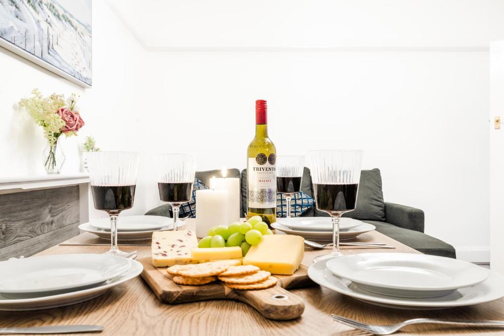 una mesa cubierta con copas de vino y queso en Food And Drink Expo 2024, Modern Large House, Minutes from the NEC - Airport Perfect for Contractors, HS2 Staff Fast WIFI AND FREE Parking en Birmingham