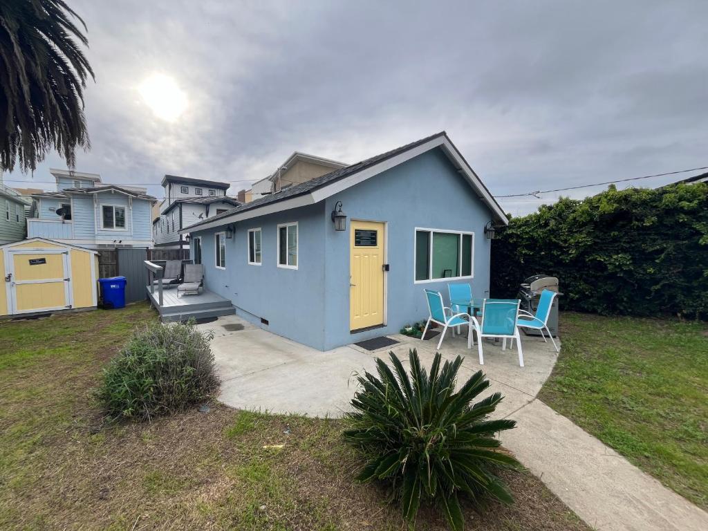una casa azul con 2 sillas y una mesa en Blocks To The Beach Huge Private Fence Yard Home en Oceanside