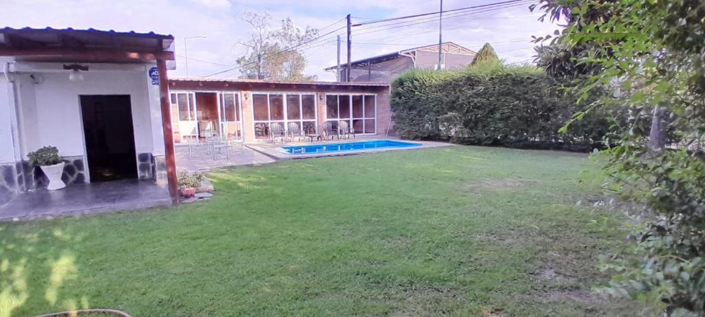 a yard with a swimming pool and a house at La Perla in General Alvarado