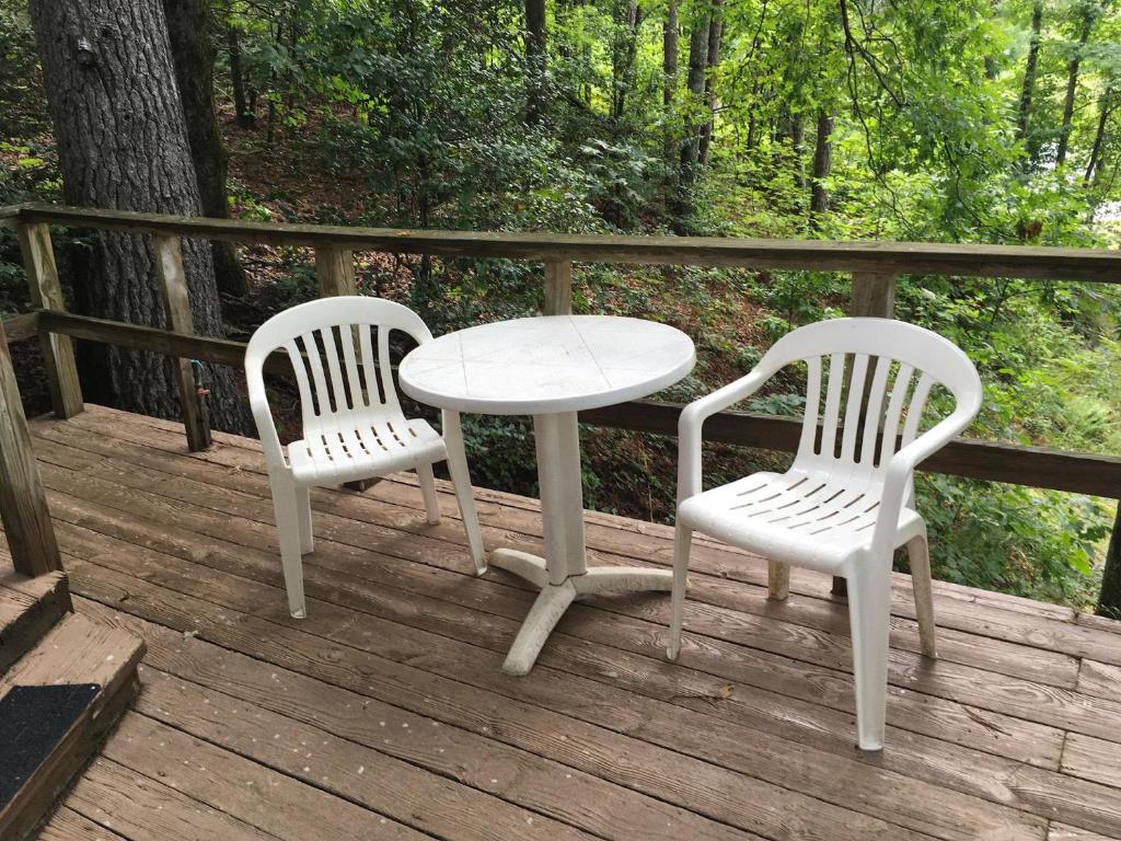 two chairs and a table on a wooden deck at Cascades Inn - Cabin #2 - Full Kitchen in Tiger