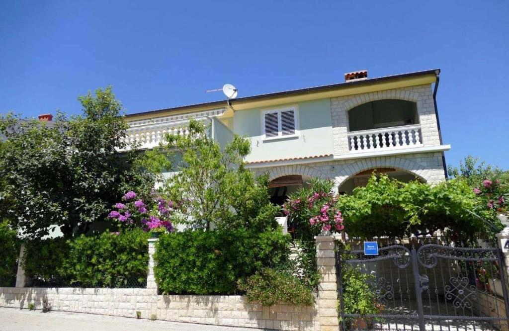 Apartments with parking space Palit, Rab - 22562