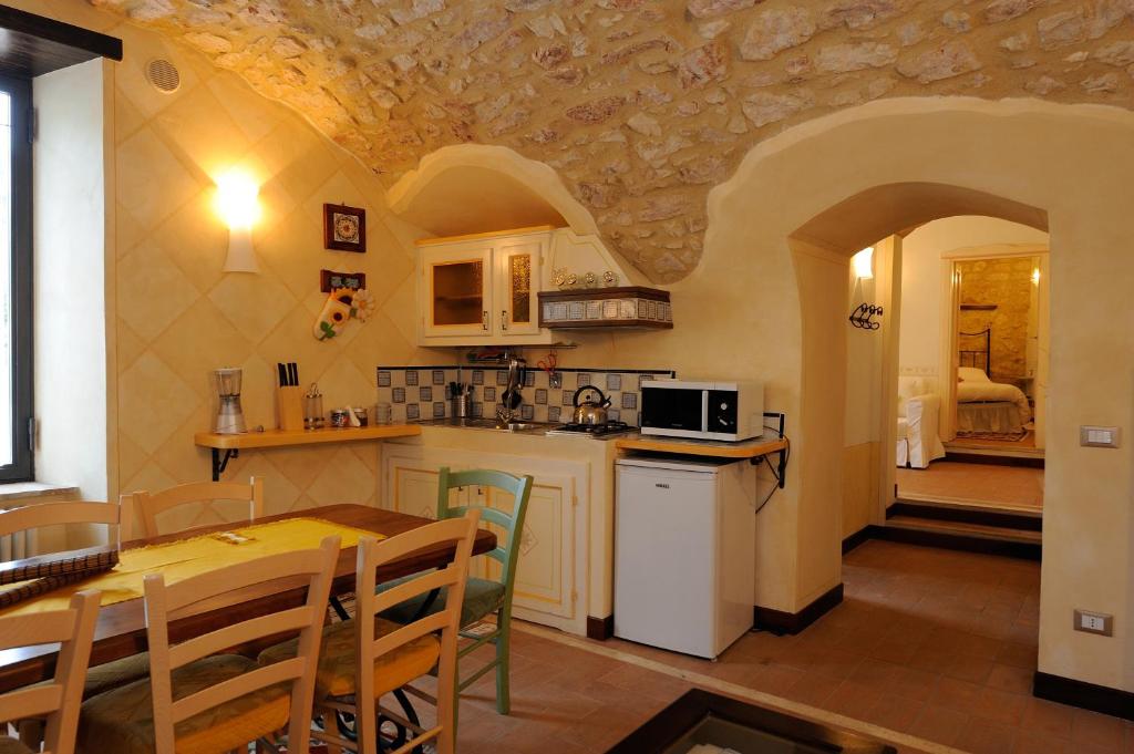 Kuchnia lub aneks kuchenny w obiekcie Torre Del Nera Albergo diffuso & Spa