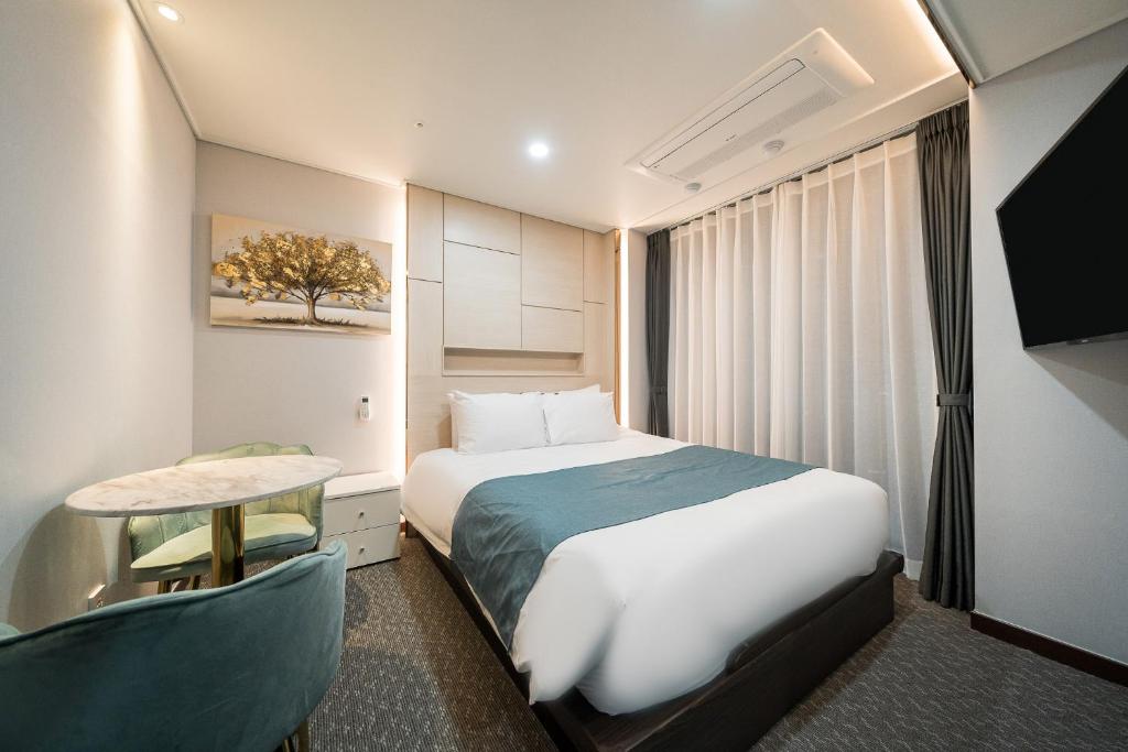 Postel nebo postele na pokoji v ubytování Griffinbay Hotel