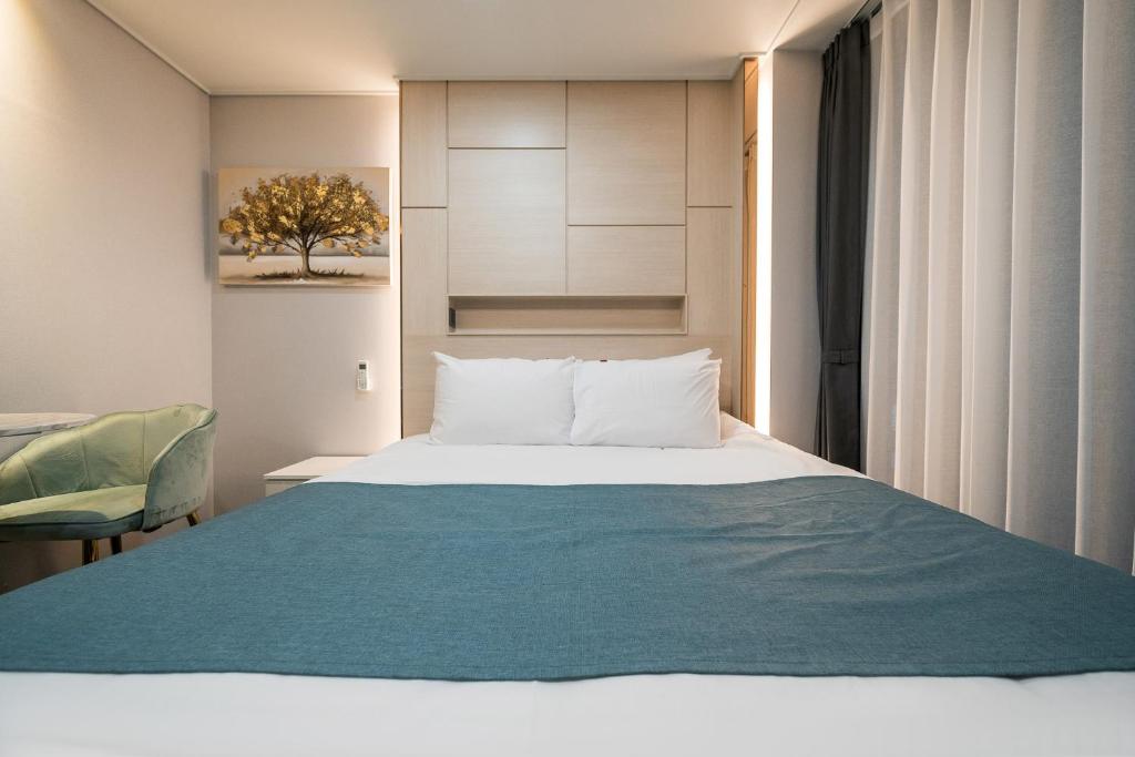 Postel nebo postele na pokoji v ubytování Griffinbay Hotel