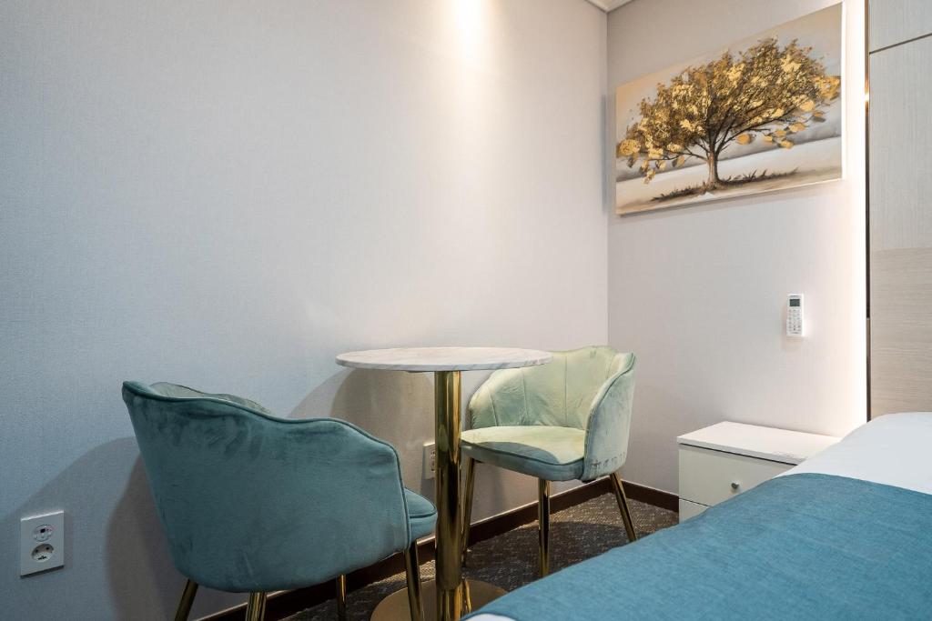 Postel nebo postele na pokoji v ubytování Griffinbay Hotel