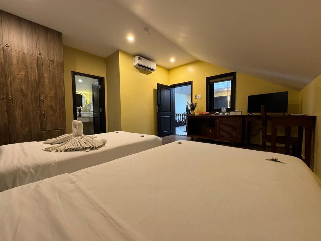 Giường trong phòng chung tại Hoianan Boutique Hotel