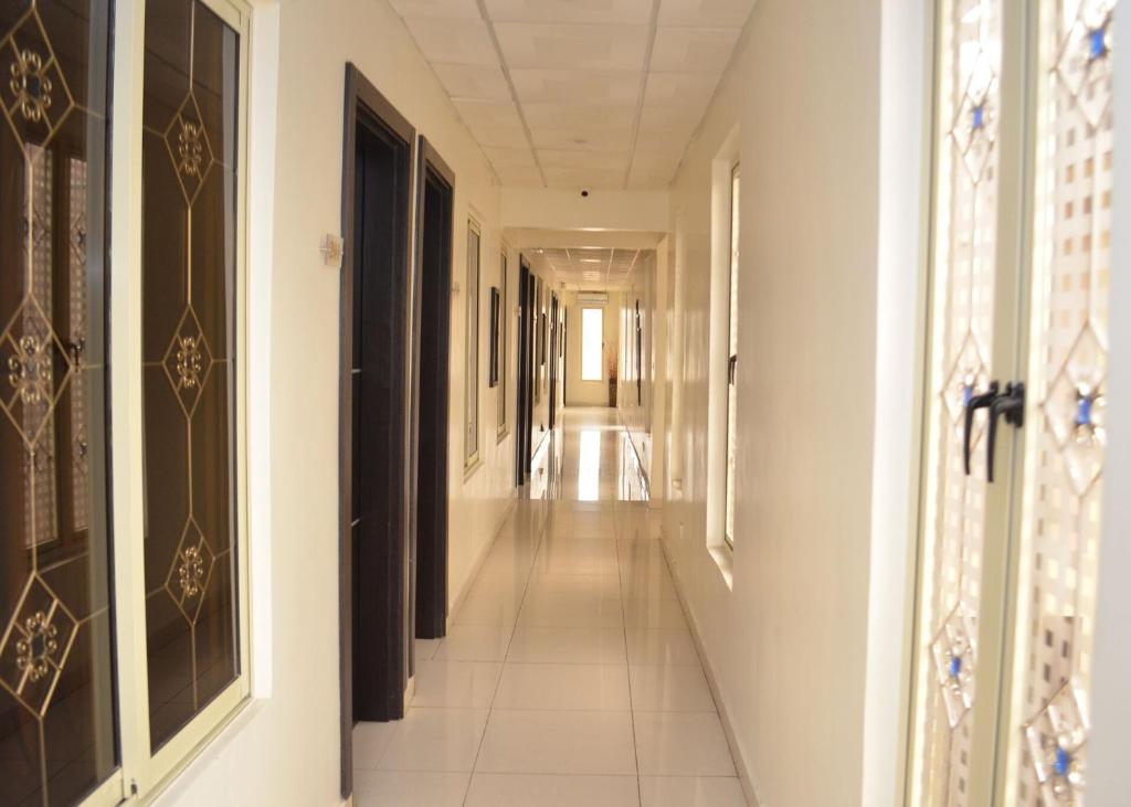 拉各斯的住宿－De Rigg Place - Alaka Estate, Surulere，白色墙壁和白色地板的建筑走廊