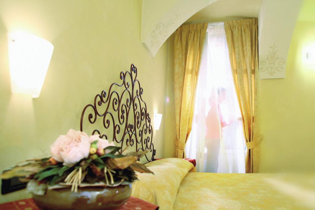 Postel nebo postele na pokoji v ubytování Hotel Palazzo Di Mezzo