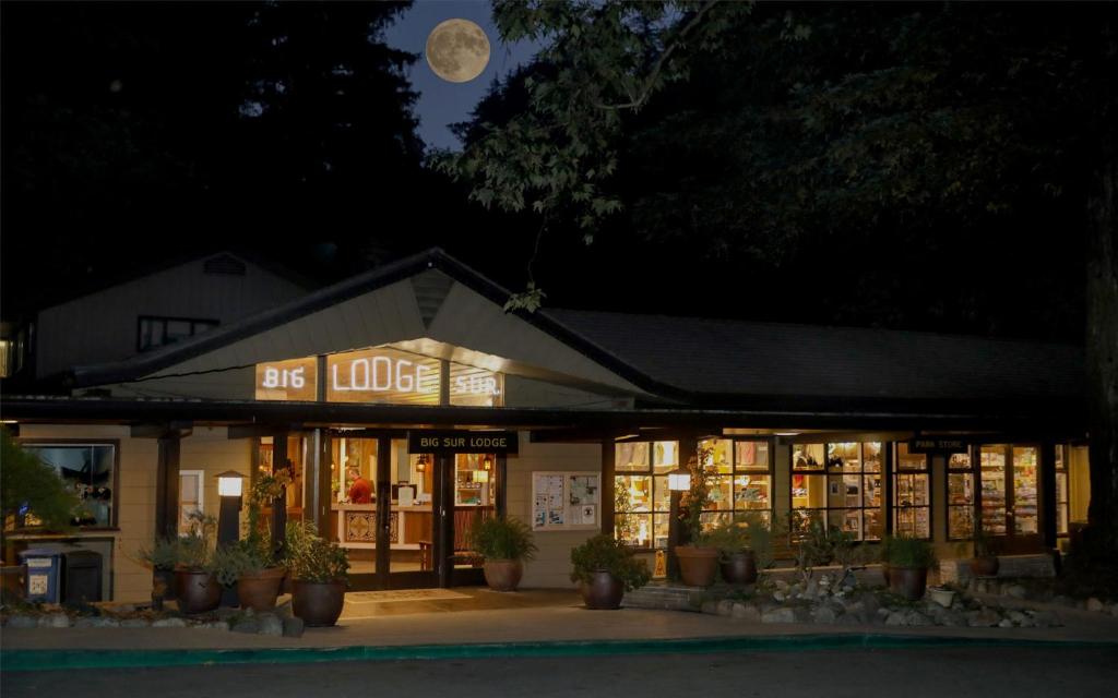 uma loja à noite com a lua cheia no céu em Big Sur Lodge em Big Sur