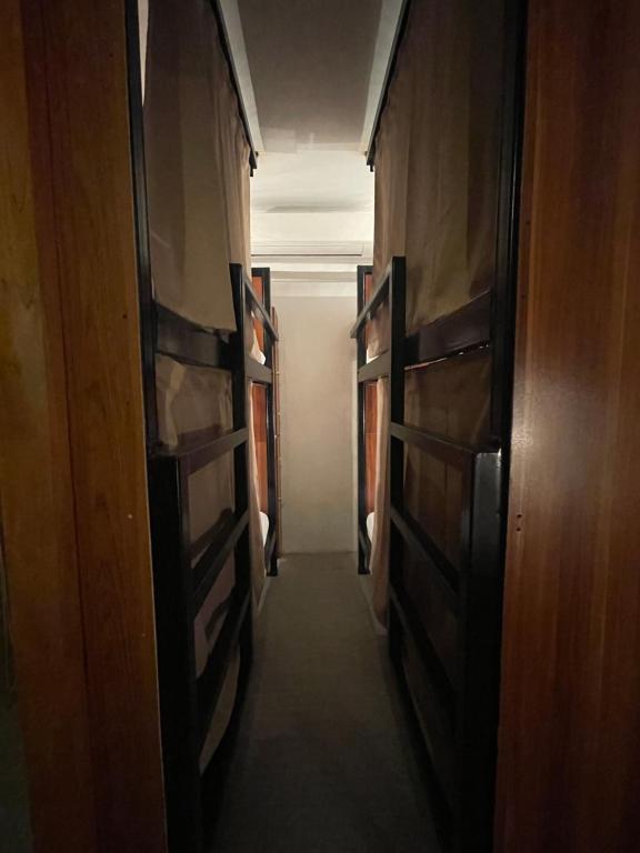 Palanda nebo palandy na pokoji v ubytování The Millas Hostel