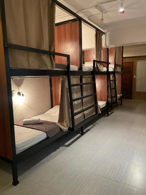 Postel nebo postele na pokoji v ubytování The Millas Hostel