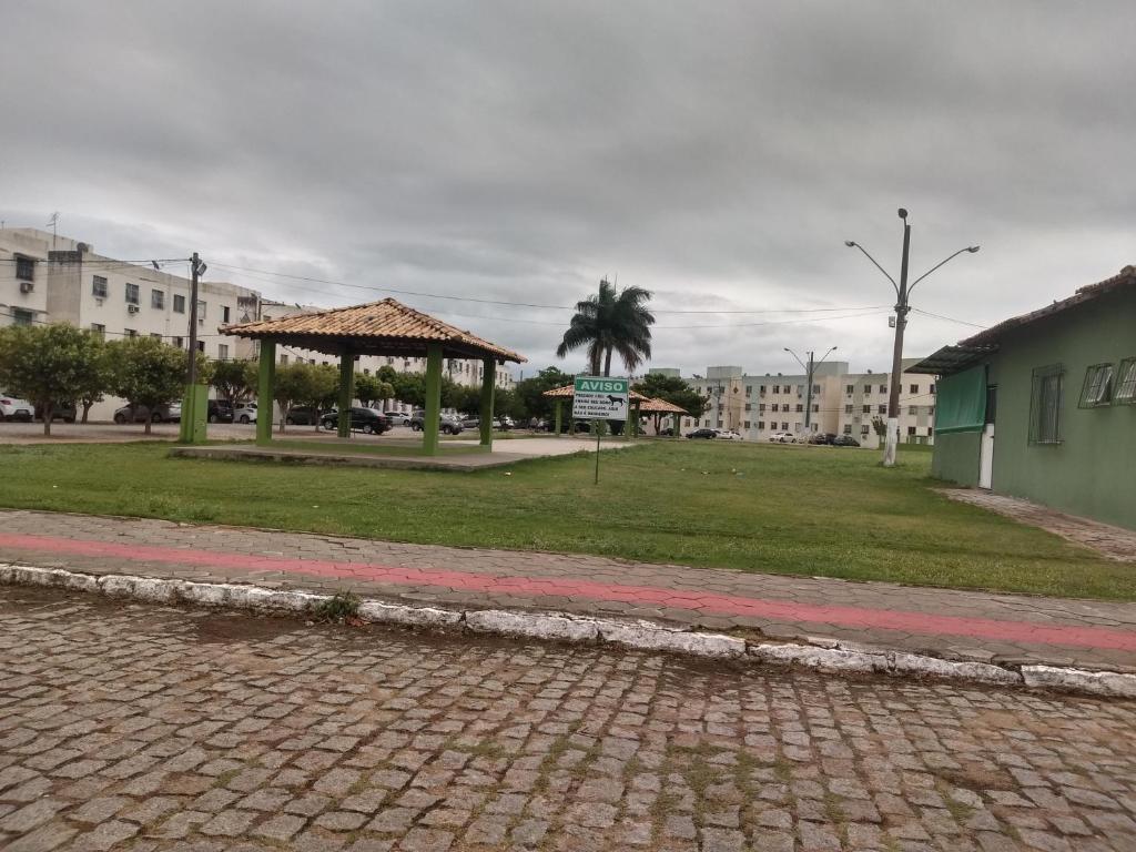 a park with a gazebo in a city at Apartamento ao lado Shopping in Campos dos Goytacazes
