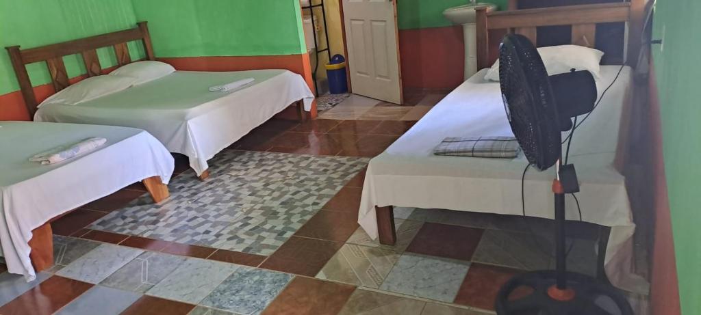 Habitación con 2 camas y suelo de baldosa. en Esmeralda, en La Palma