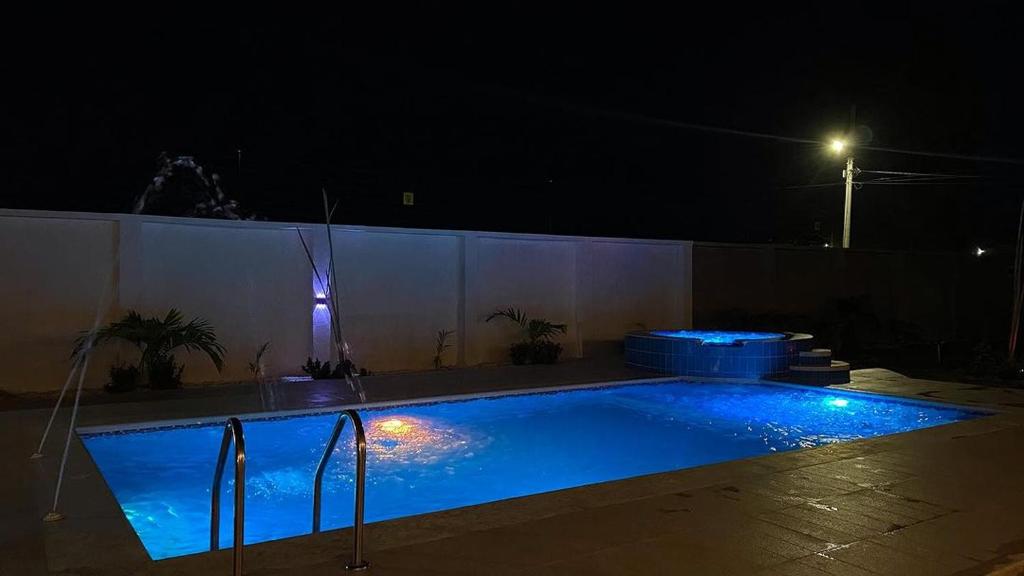 una piscina por la noche con luces azules en HERMOSA CASA PLAYERA CON MESA DE BILLAR, en Juan de Acosta