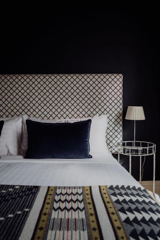 Postel nebo postele na pokoji v ubytování Grande Vue Hotel