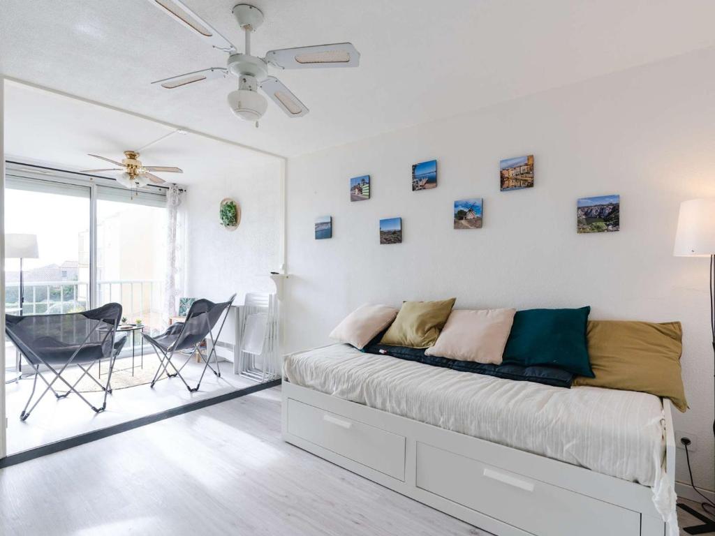 une chambre avec un lit, une table et des chaises dans l'établissement Appartement T2 avec piscine, tennis, parking, animaux acceptés - FR-1-409-253, à Fleury