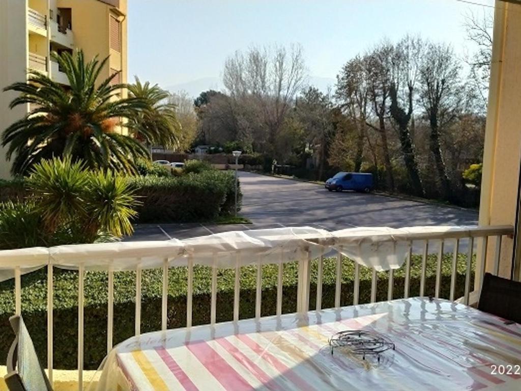 d'un balcon avec une table et une vue sur le parking. dans l'établissement Appartement 2 Pièces 6 Pers à 400m de la Plage avec Parking - FR-1-776-74, à Argelès-sur-Mer