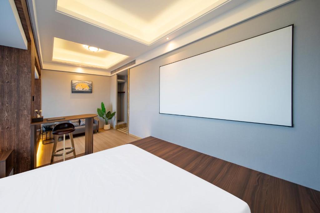 Postel nebo postele na pokoji v ubytování Xingyin Cloudy Hotel Guangzhou Changgang Subway Station - Free Shuttle Bus to Canton Fair Complex During Canton Fair Period