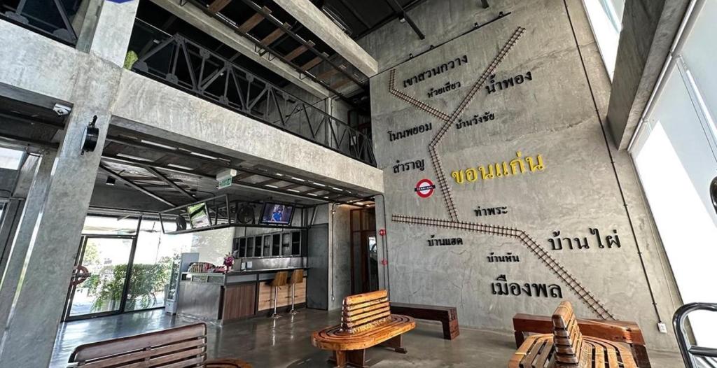 ein Gebäude mit Bänken und einer Karte an der Wand in der Unterkunft The Terminal Khon Kaen Hotel in Khon Kaen