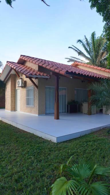 a small house with a pergola in the yard at Casa de Campo in Santa Cruz de la Sierra