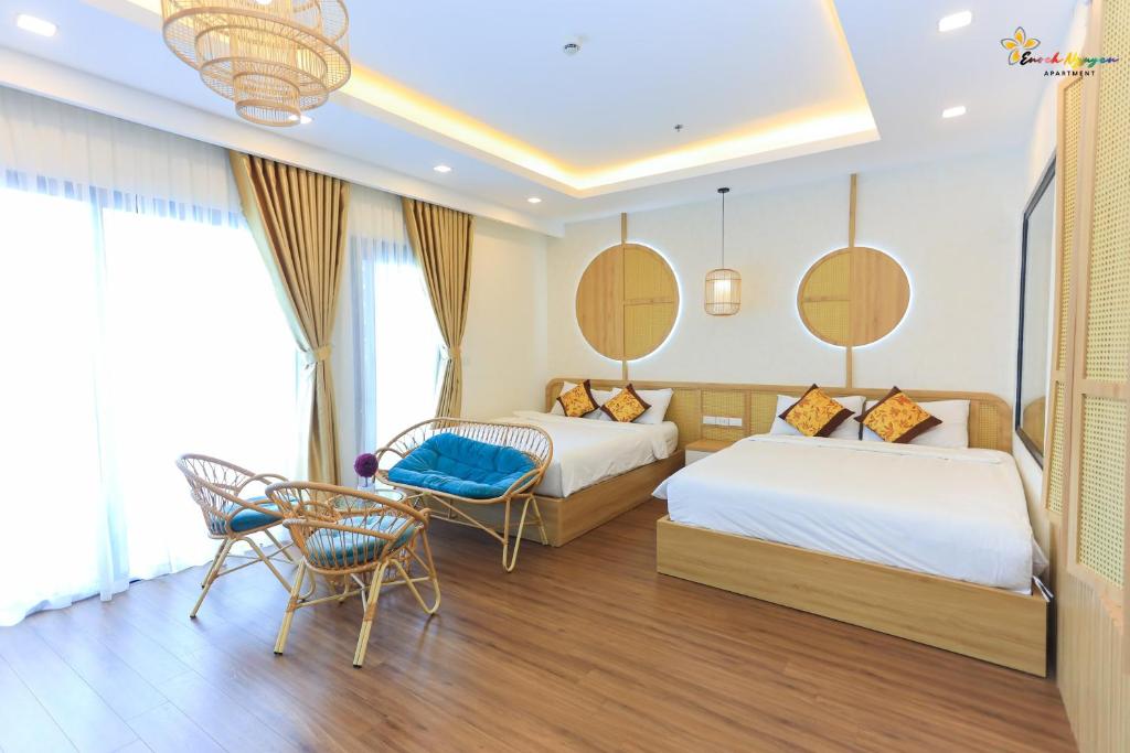 Habitación de hotel con 2 camas, mesa y sillas en CĂN HỘ View Biển FLC Sea Tower -Quy Nhơn, en Quy Nhon