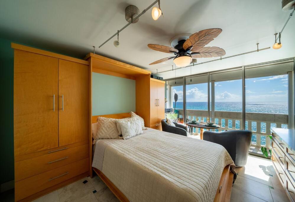 1 dormitorio con 1 cama y ventilador de techo en Beachfront Condo in Paradise, en Waianae