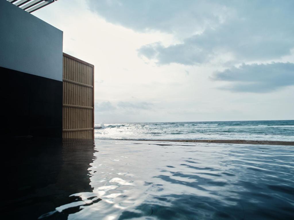 una piscina con el océano al fondo en Yunohama Hotel, en Hakodate