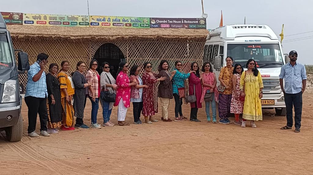 eine Gruppe von Menschen, die vor einem Bus stehen in der Unterkunft Road to Haven chandani in Dholovira