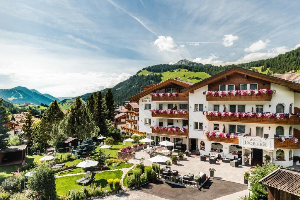 Nespecifikovaný výhled na hory nebo výhled na hory při pohledu z hotelu