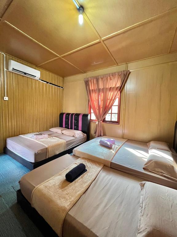 Postel nebo postele na pokoji v ubytování Perhentian Sri Tanjung , Kampung Nelayan Pulau Perhentian