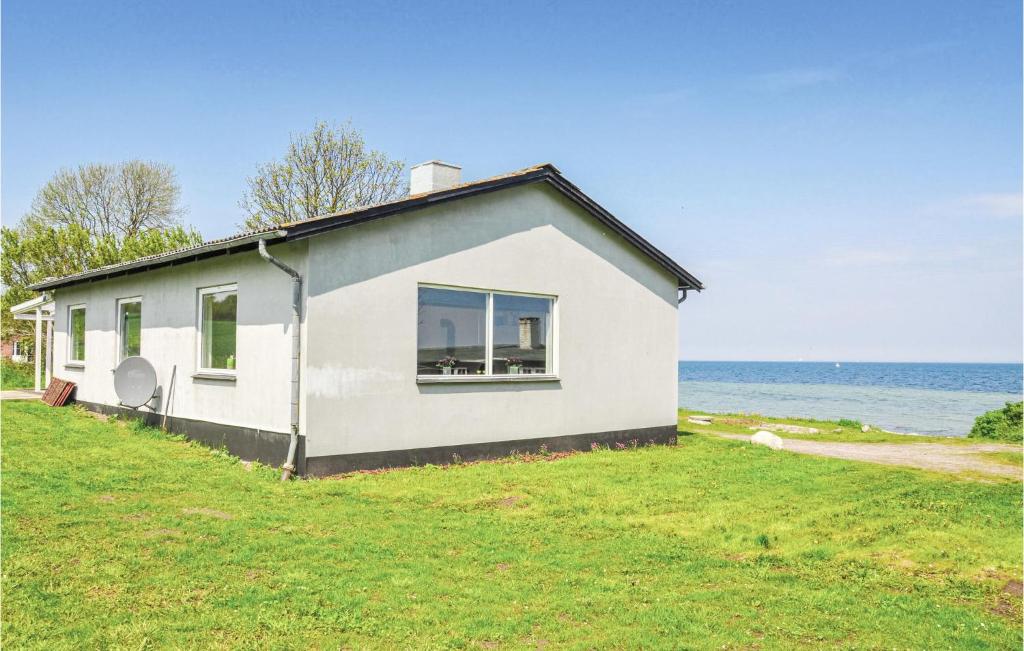 ein kleines weißes Haus am Meer in der Unterkunft Beautiful Home In Nordborg With Kitchen in Torp