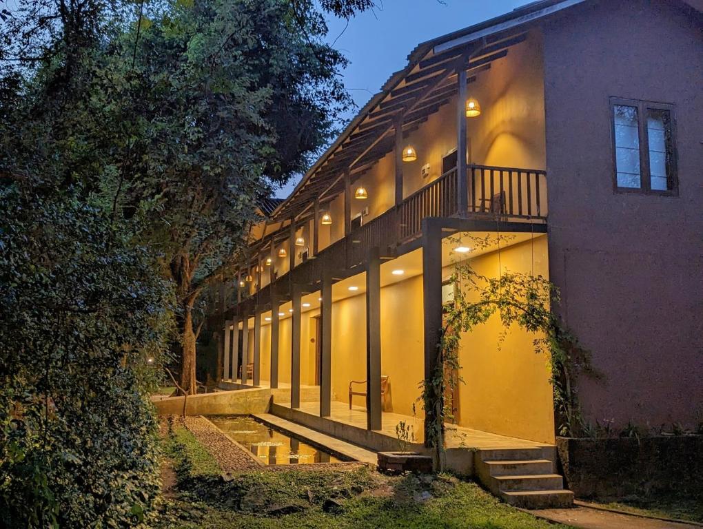 um grande edifício com escadas que levam até ele em Pinthaliya Resort em Sigiriya