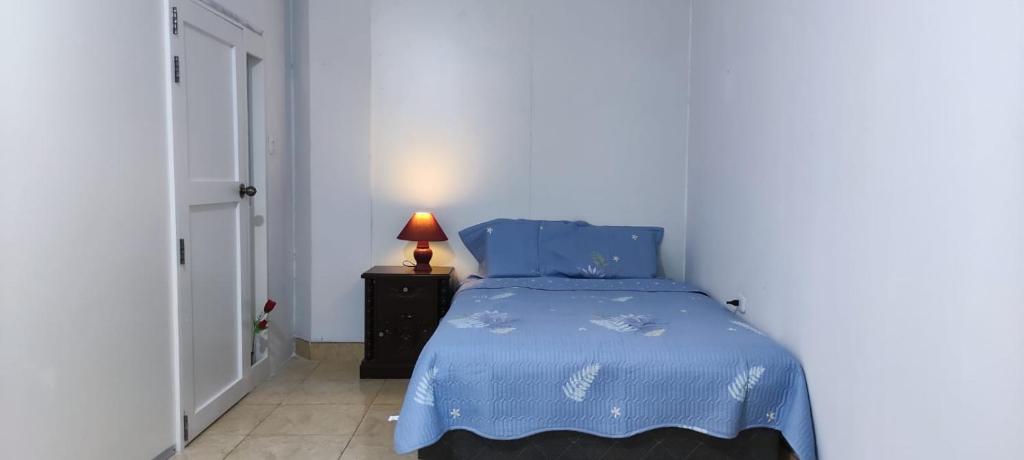 Un pat sau paturi într-o cameră la Habitación Céntrica